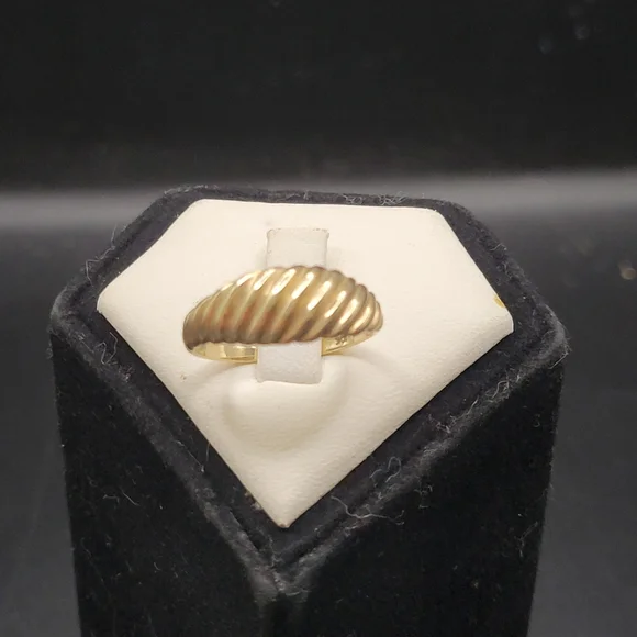 JCM 10KT gold woman's croissant dome ring size 8.25